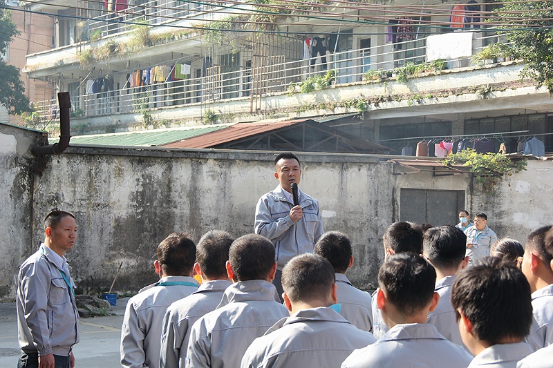 東晟密封總經(jīng)理胡燕林先生對(duì)消防演習(xí)總結(jié)