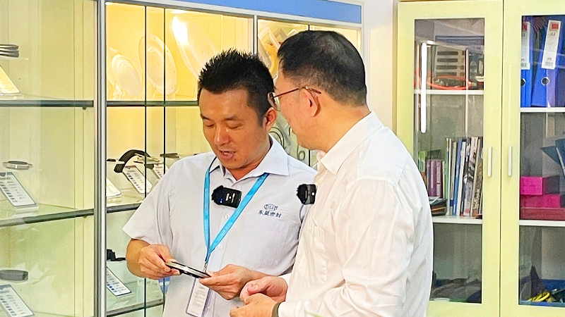 3實(shí)驗(yàn)室與產(chǎn)品展覽室牛商央視財(cái)經(jīng)評(píng)論員單仁與東晟密封件胡燕林 (1)