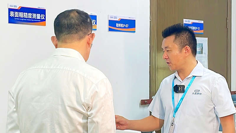 3實(shí)驗(yàn)室與產(chǎn)品展覽室牛商央視財(cái)經(jīng)評(píng)論員單仁與東晟密封件胡燕林 (3)